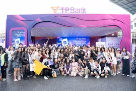 “Phải lòng” Bank Tím tại Em Xinh “Say Hi” Concert Đêm 2