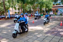 Phạt tiền người dưới 18 tuổi đi mô tô, hiểu thế nào cho đúng?