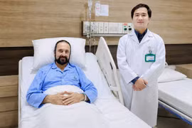 Vượt nửa vòng trái đất, nam bệnh nhân Mỹ tin tưởng chọn phẫu thuật ngoại khoa tại Bệnh viện Đa khoa Phương Đông