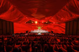 VINGROUP tặng 50% giá vé SHOW “ĐẤT NƯỚC THIÊN HÙNG CA” - TRI ÂN người có công , người cao tuổi và học sinh, sinh viên