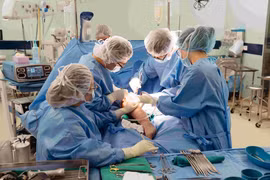 VINMEC lần đầu thay toàn bộ xương đùi cho cho bệnh nhi K