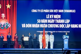 Ông Nguyễn Văn Được, Ủy viên BCH Trung ương Đảng, Phó Bí thư Thành ủy, Chủ tịch UBND TP.HCM trao Huân chương Độc lập hạng Nhất cho Vinamilk. Ảnh: Vi Nam
