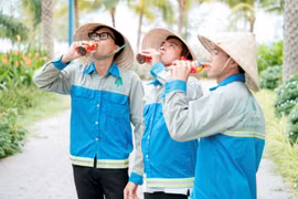 Nữ công nhân bất ngờ nhận 50 triệu đồng sau vài giây xé nhãn chai nước