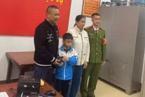 Nhặt được ví tiền, học sinh lớp 2 ở Phú Thọ mang đến công an tìm người bị mất
