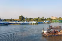  Nhiều sà lan trăm tấn ở miền Tây mắc cạn do nước xuống thấp