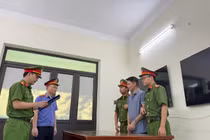 Khởi tố người cha bị cáo buộc hành hạ hai con gái ruột