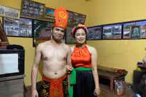 Vợ chồng anh Chiến - chị Huyền lần thứ 11 làm nhiệm vụ thực hiện nghi thức "Linh tinh tình phộc".