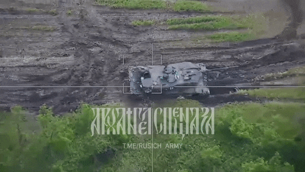 Còn Ukraine thì sao? Chế tạo xe tăng ư? Lúc này hơi khó khăn, thậm chí họ gần như mất luôn cả khả năng sửa chữa xe tăng. Họ chỉ còn biết trông cậy vào viện trợ phương Tây, nhưng viện trợ đó khó kiếm vô cùng. Trên chiến trường, cứ mỗi xe tăng Ukraine bị phá hủy là mất đi một chiếc. Chiếc tiếp theo sẽ ở đâu? Không ai biết; dường như đó là một bí ẩn không lời giải. (nguồn ảnh Kyiv Post, Ukrinform, Sputnik).