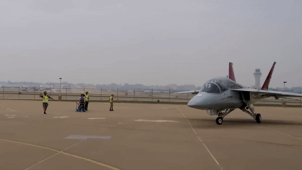 Nhu cầu về T-7A Red Hawk của không quân Mỹ là rất cấp thiết nhằm để thay thế những chiếc T-38 Talons cũ kỹ, vốn đã đi đến cuối vòng đời.