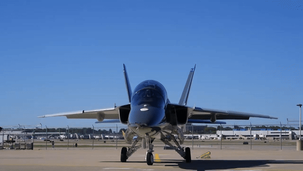 Boeing đã được không quân Mỹ trao hợp đồng trị giá 9,2 tỷ đô la vào tháng 9/ 2018 để cung cấp 351 máy bay T-7A Red Hawk và 46 máy bay mô phỏng huấn luyện trên mặt đất.
