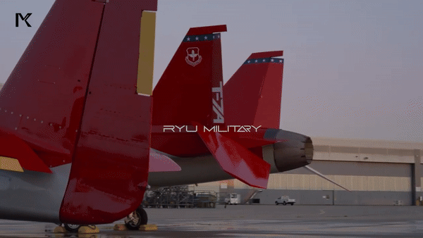 Giống như nhiều loại máy bay huấn luyện khác, T-7A Red Hawk bao gồm hai ghế lái trong đó có một ghế của huấn luyện viên và ghế còn lại của phi công học viên.
