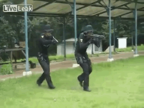 Trong các tình huống đột kích, đội đặc nhiệm SWAT thường chia thành từng cặp để hỗ trợ cho nhau khi tác chiến. Sự ăn ý trong từng động tác là yếu tố quan trọng để giành chiến thắng. Ảnh: Live Leak.