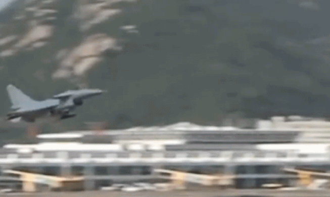 Để chứng minh tính hiệu quả của động cơ mới, phi công lái chiếc J-10B đã biểu diễn động tác bay "rắn hổ mang", do phi công thử nghiệm Viktor Pugachev thực hiện trên tiêm kích Su-27. Rắn hổ mang trở thành đặc sản riêng của tiêm kích dòng Su-27 mà ít có máy bay trên thế giới thực hiện được. Ảnh: Sina.