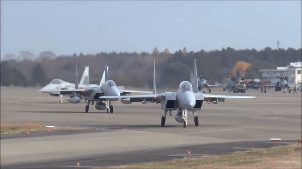 F-15J là máy bay chiến đấu siêu thanh hạng nặng mọi thời tiết được thiết kế để chiếm ưu thế trên không.