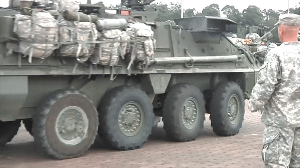 Stryker phiên bản M1126 chở quân có trọng lượng 16,47 tấn, chiều dài 6,9 m, chiều rộng 2,7 m và chiều cao 2,6 m.