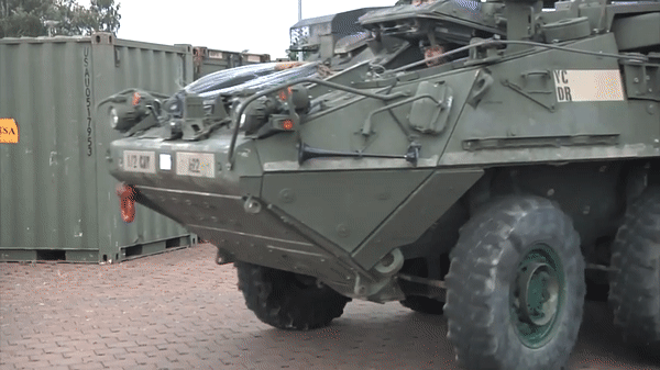 Tầm hoạt động của thiết giáp Stryker khi đổ đầy binh nhiên liệu là 530 km.