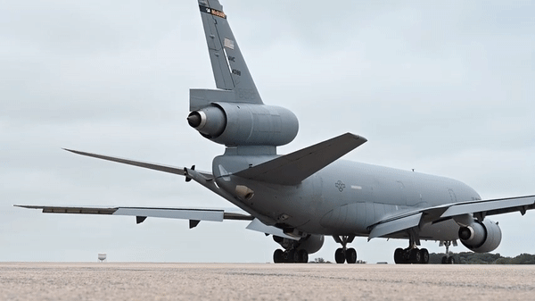 Quân đội Mỹ đã chính thức nói lời tạm biệt với phi đội KC-10 Extender vào hôm 27/9, sau đó chiếc máy bay cuối cùng sẽ đến nghĩa địa máy bay, chính thức khép lại sự nghiệp phụ vụ trong không quân Mỹ từ năm 1981.