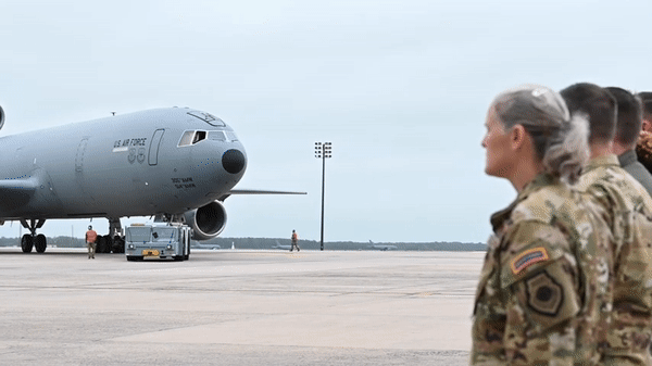 Không quân đã mua KC-10 như một "máy bay tiếp dầu hạng nặng" để bổ sung cho dòng máy bay tiếp dầu KC-135 Stratotanker.