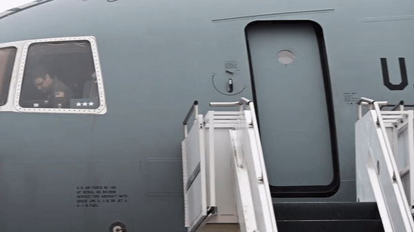 Lễ chia tay phi đội máy bay tiếp dầu KC-10 diễn ra tại Hangar 46 thuộc Căn cứ không quân Travis, California, Mỹ.