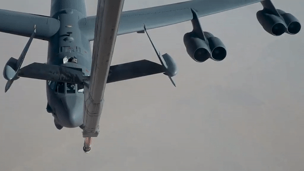 Phi công của KC-10 Extender thực hiện các nhiệm vụ tiếp dầu thông qua hệ thống điều khiển bay điện tử. KC-10 Extender có khả năng tiếp dầu với tốc độ đạt tới 4.180 lít/phút qua hệ thống tiếp liệu trên không.