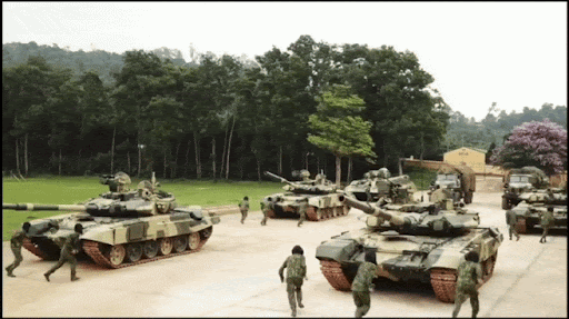 Hiện đại nhất trong biên chế Lục quân Việt Nam hiện nay là 64 xe tăng T-90S/SK Việt Nam nhập khẩu từ Nga trong một hợp đồng mua sắm ký năm 2016. T-90S/SK chính là phiên bản xuất khẩu dựa trên mẫu xe tăng T-90A nổi tiếng với mệnh danh là “cua mắt đỏ” bởi hệ thống đèn nhiễu OTShU-7-1 đặc trưng. Ảnh: Bộ đội Việt Nam huấn luyện chiến đấu với xe tăng T-90S/SK