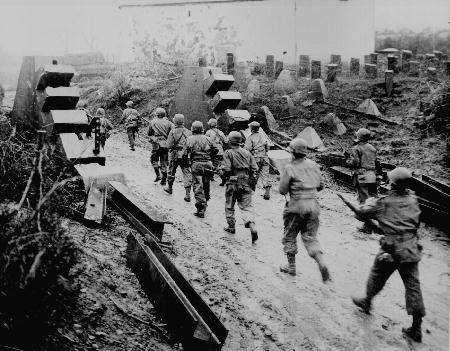Tới tận đầu năm 1945, Quân đồng minh mới lại tiến vào tuyến phòng thủ Maginot để vượt qua biên giới tràn sang đất Đức. Nguồn ảnh: Pinterest.