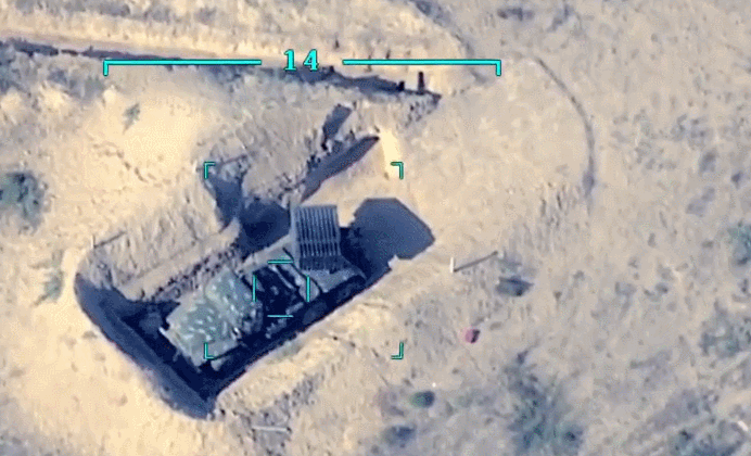 Nguyên nhân chính khiến UAV của Azerbaijan có thể tự do tung hoành, lý do chủ yếu là phía quân đội Armenia huấn luyện yếu kém và thiếu các biện pháp đối phó hiệu quả. Ảnh: Một trận địa pháo binh của Armenia bị UAV Azerbaijan phá hủy - Nguồn: Sina