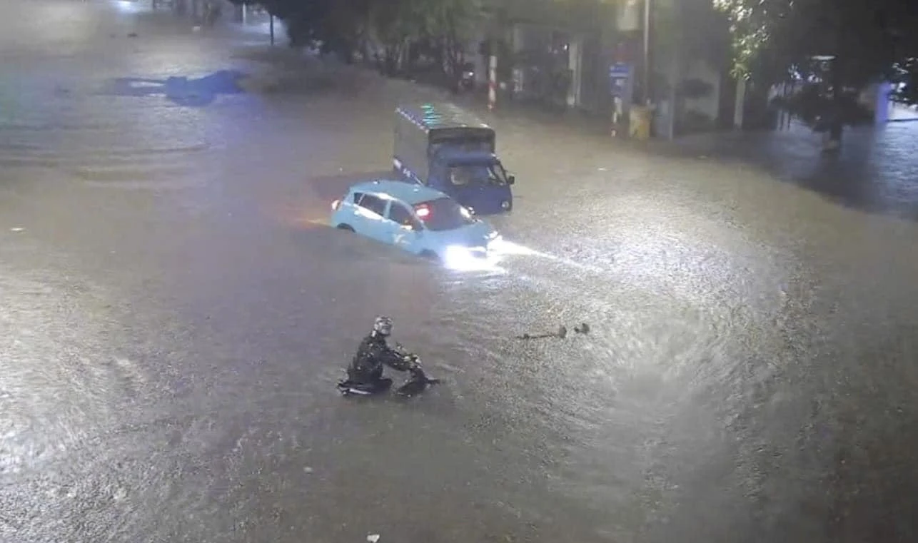 Thái Nguyên: Mưa lớn, đường phố ngập nặng, giao thông tê liệt