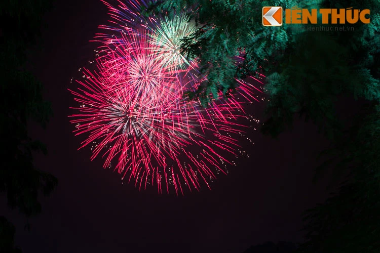 Chiêm ngưỡng pháo hoa rực rỡ trời đêm Hà Nội