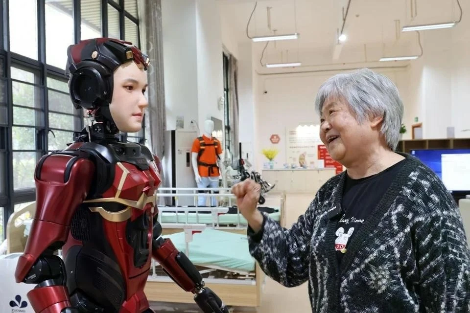 Người già ở Trung Quốc thoát cảnh neo đơn nhờ robot