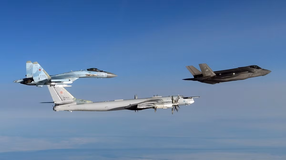 Dù coi đây là hoạt động thường lệ, NORAD nhấn mạnh thành phần đội hình Nga lần này - với Su-35 hộ tống Tu-95MS, mang tính cảnh báo cao. Nó cho thấy Moscow không chỉ duy trì huấn luyện bay tầm xa, mà còn thử nghiệm kịch bản tác chiến thực tế: ném bom chiến lược kết hợp bảo vệ trên không.