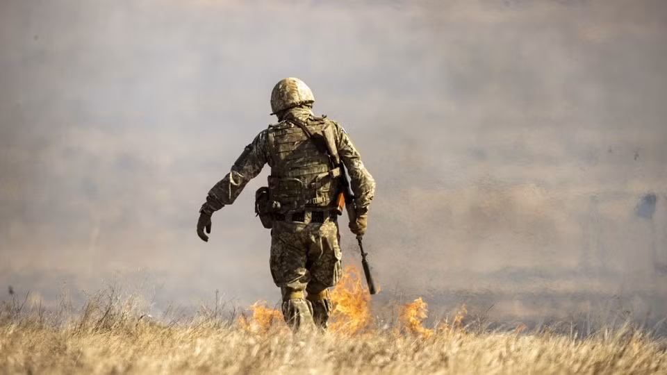 Ông Marochko cũng nhấn mạnh, đến lúc này chưa có dấu hiệu nào cho thấy binh lính Ukraine muốn đầu hàng. “Họ vẫn cố thủ, bắn trả rải rác, dù biết tình hình vô vọng. Nếu tiếp tục chống cự, toàn bộ nhóm này sẽ bị tiêu diệt”, ông cảnh báo.
