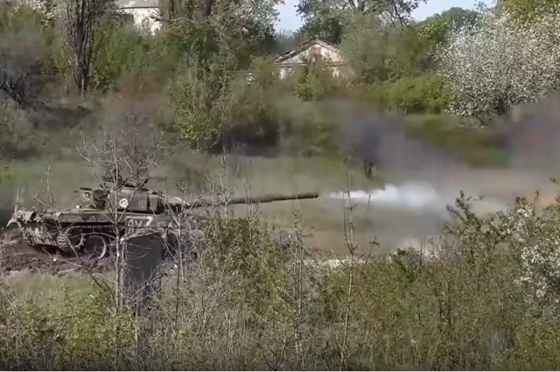 Cuộc tấn công lần này của quân Ukraine thực sự chiếm được lợi thế về địa hình: các tuyến đường xung quanh đều là mặt đường bằng phẳng, được trải nhựa, cho phép lực lượng cơ giới “nhấn ga một cái” là đến nơi rất nhanh. Trong khi đó, cây cầu bắc qua sông đã bị đánh sập từ trước, khiến lực lượng Nga ở bờ bắc không thể gọi xe tăng hay thiết giáp đến chi viện. Ảnh: Bộ Quốc phòng Nga