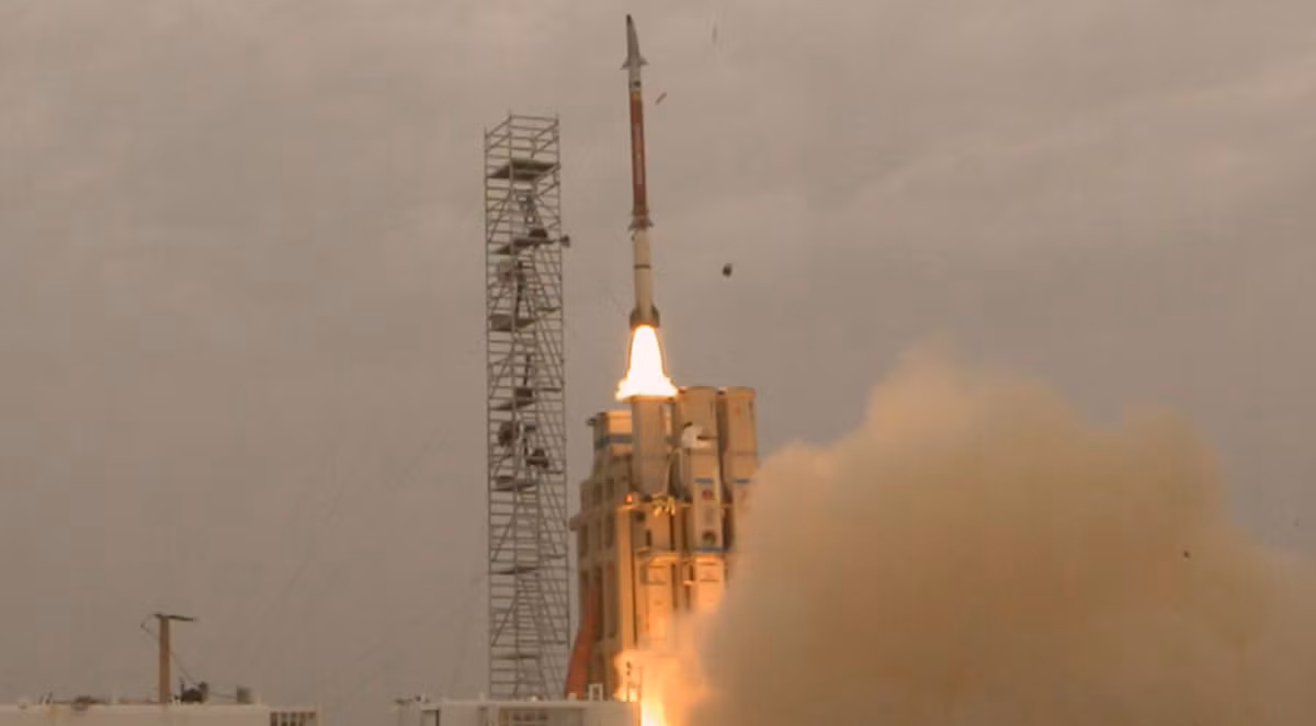 Hệ thống phòng không David's Sling, do Rafael phát triển với các thành phần chính từ Elbit Systems và Elta Systems, là một yếu tố quan trọng trong mạng lưới phòng thủ đa tầng của Israel, bao gồm cả Iron Dome, Arrow và hệ thống Light Shield sắp ra mắt. Ảnh: @ The Times of Israel.
