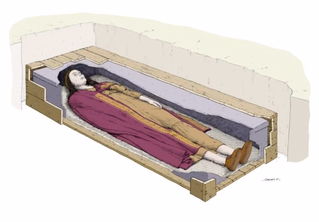 Đây có thể là một chiếc áo dài hoặc một tấm vải liệm, kích thước khoảng 1,5 x 3 mét, và chắc hẳn đã được dùng để quấn kín thi thể người quá cố. Ảnh: @Viện Nghiên cứu Khảo cổ Quốc gia Pháp.