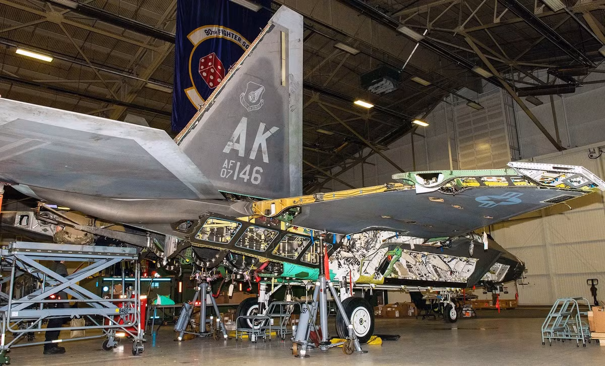 F-22 hiếm khi được triển khai ra nước ngoài do số lượng hạn chế và yêu cầu bảo dưỡng rất cao.