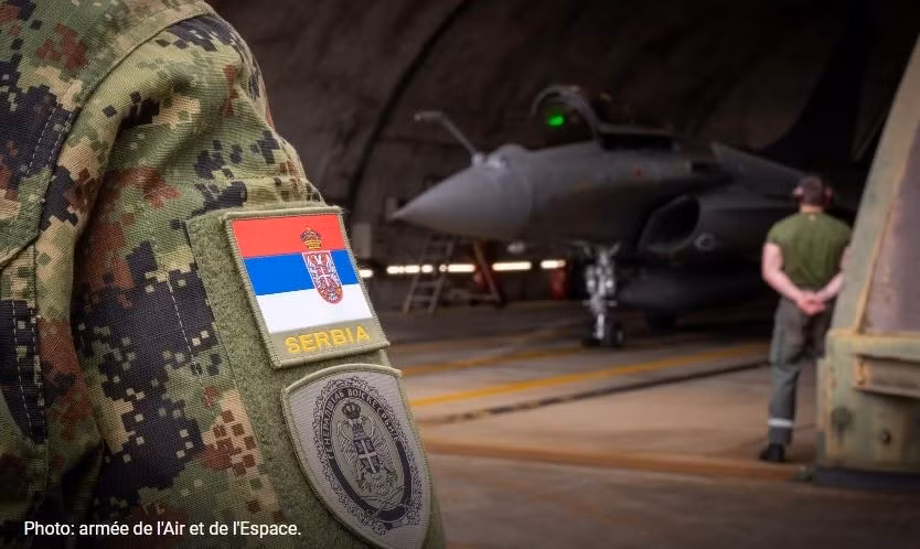 Serbia đã ký hợp đồng mua 12 chiếc và sự xuất hiện của Rafale trong duyệt binh lần này, dù thuộc biên chế không quân Pháp bay trình diễn, vẫn được xem là lời khẳng định về bước tiến lớn trong hiện đại hóa lực lượng không quân.