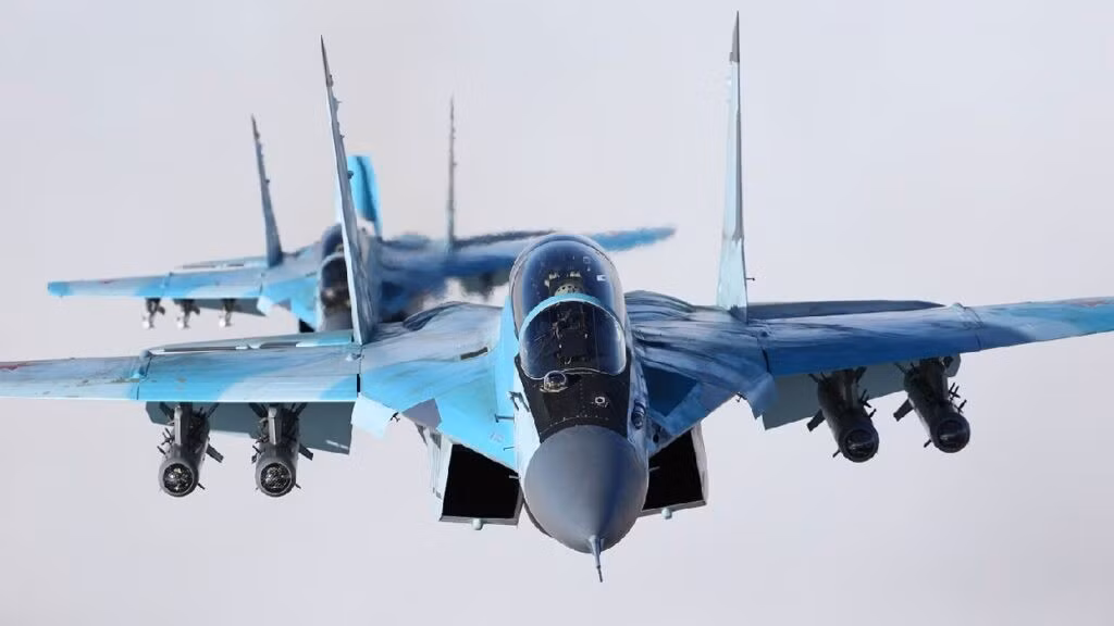 Theo các bài đăng trên X, một số máy bay MiG-35 đã được điều động trong những ngày gần đây để chặn các phương tiện bay không người lái ở Quân khu Moscow. Động thái này diễn ra trong bối cảnh căng thẳng gia tăng giữa cuộc xung đột Nga-Ukraine, khi Kyiv tăng cường các cuộc tấn công bằng máy bay không người lái tầm xa vào sâu trong lãnh thổ của Nga. Ảnh: @19FortyFive.