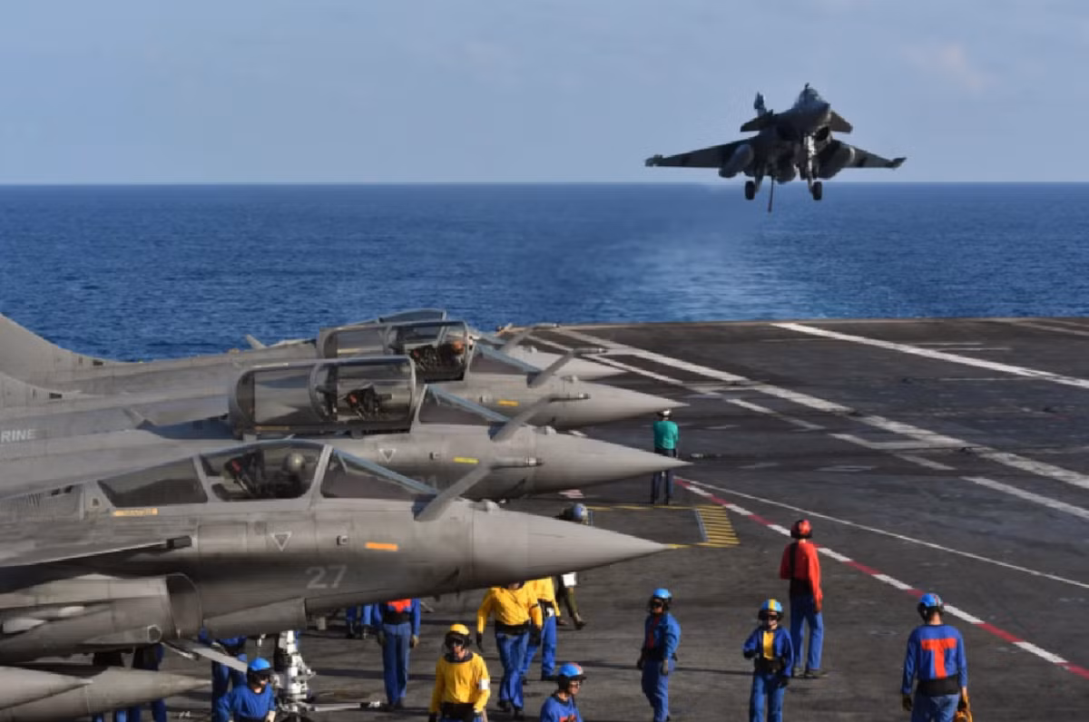 Dù thương vụ trị giá 8,1 tỷ USD mua 42 chiếc Rafale từ Dassault Aviation được xem là một trong những chương trình hiện đại hóa không quân đầy tham vọng nhất Đông Nam Á, sự chuyển hướng thận trọng của Jakarta cho thấy lo ngại ngày càng tăng về thành tích chiến đấu còn chưa được kiểm chứng của dòng máy bay này trong các khu vực xung đột cường độ cao. Ảnh minh họa: Không quân Ấn Độ
