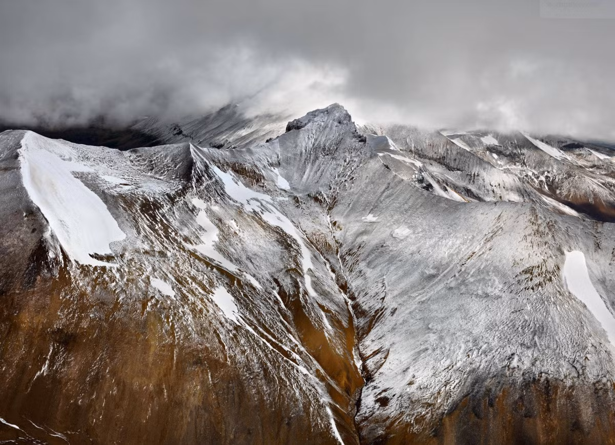 Khi tiến hành thăm dò tại các mảng băng tan ở Công viên Tỉnh bang Mount Edziza, British Columbia, Canada, các chuyên gia đến từ Bảo Tàng British Columbia bất ngờ tìm thấy hàng loạt vật thể lạ. Ảnh: @Bảo Tàng British Columbia.