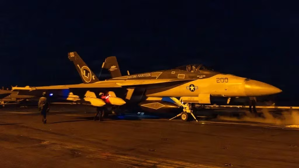 mot-chiec-f-a-18e-super-hornet-chuan-bi-cat-canh-tu-boong-tau-san-bay-uss-abraham-lincoln-vao-ngay-28-thang-2-nam-2026.jpg