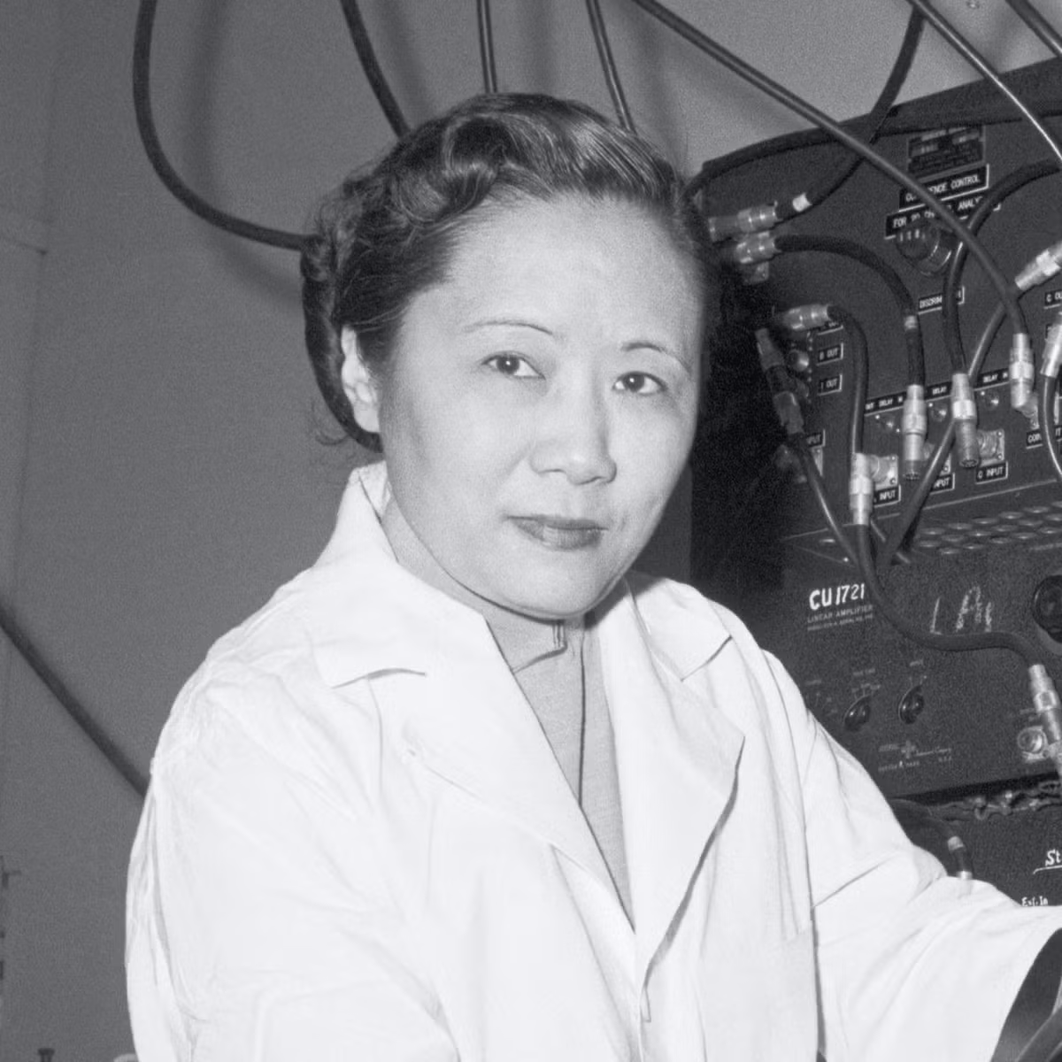 Chien-Shiung Wu (Ngô Kiện Hùng) là một nhà vật lý hạt nhân người Mỹ gốc Hoa. Bà được mệnh danh là "Đệ nhất phu nhân của ngành Vật lý", còn được gọi là "Nữ hoàng nghiên cứu hạt nhân" và là “Marie Curie của Trung Quốc". Ảnh: @ Wikipedia.