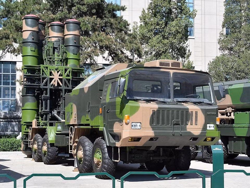 So với các phiên bản trước, HQ-9BE được trang bị radar dẫn đường chủ động, cho phép tăng độ chính xác và khả năng chống nhiễu. Ngoài ra, hệ thống có thể hoạt động đồng thời với nhiều đơn vị radar và bệ phóng thẳng đứng, tạo ra lưới lửa phòng thủ dày đặc bao phủ không phận chiến lược của Pakistan.