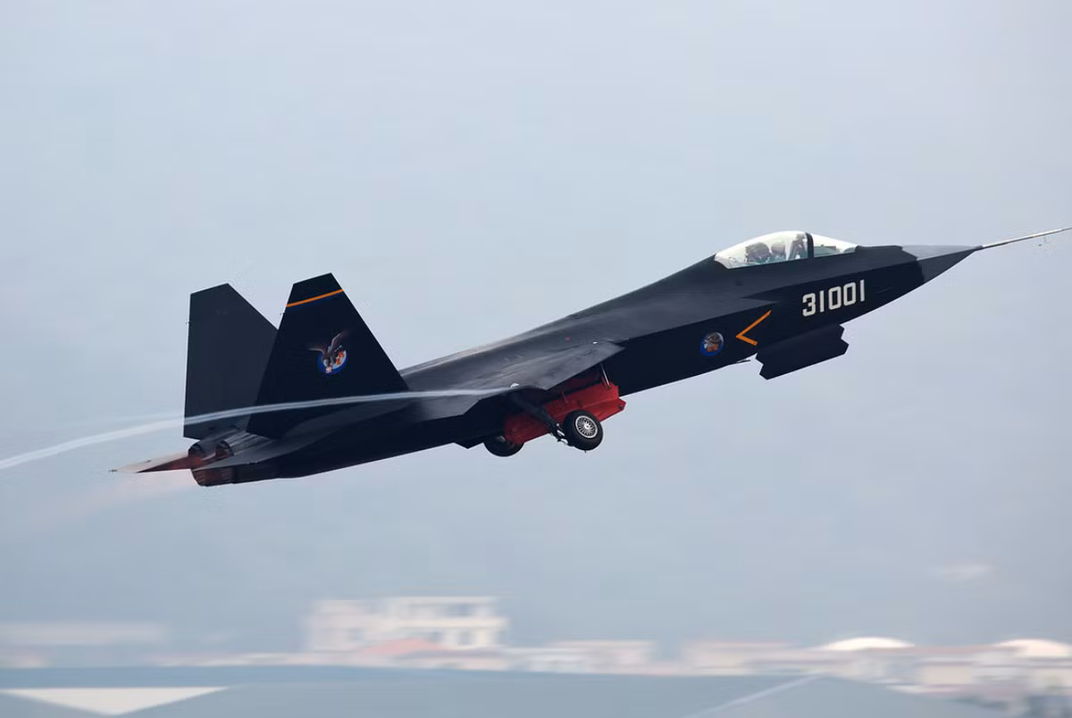 J-35 được cho là đã phát triển từ mẫu máy bay trình diễn FC-31 được ra mắt lần đầu tiên cách đây hơn một thập kỷ. FC-31 lần đầu tiên bay vào năm 2012 dưới dạng nguyên mẫu do Shenyang Aircraft Corporation phát triển. Ban đầu được quảng cáo là máy bay chiến đấu hướng đến xuất khẩu, nhưng FC-31 đã phải vật lộn để thu hút người mua, dẫn đến suy đoán rằng, cuối cùng Trung Quốc đã tái sử dụng thiết kế này cho mục đích sử dụng trong nước. Ảnh: @Wikipedia.