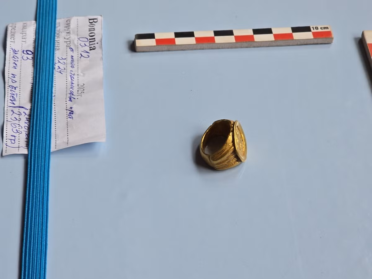 Đó là một chiếc nhẫn cổ nặng tới 26,63 gram. Ảnh: @Bảo Tàng Quốc Gia Bulgaria.