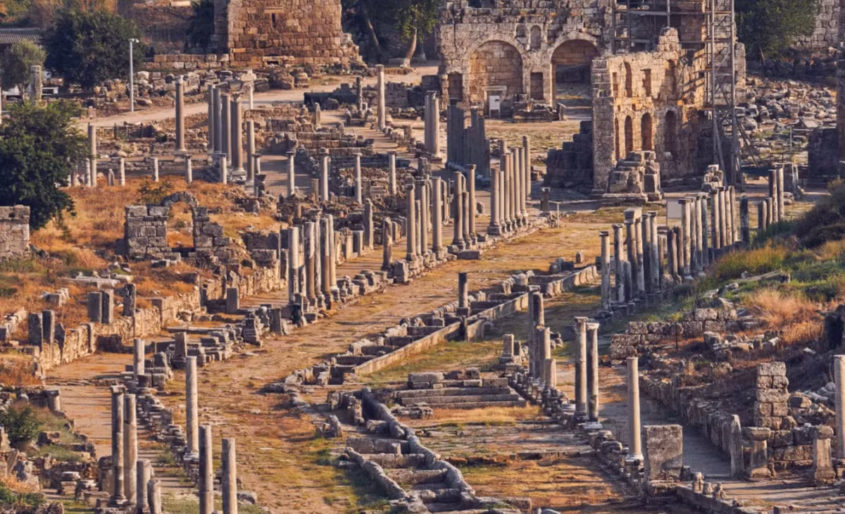 Perge (Perre) là một trong năm thành phố cổ lớn của vương quốc Commagene cổ đại của Thổ Nhĩ Kỳ. Thành phố này được nhắc đến trong nhiều tài liệu La Mã vì có nguồn nước tuyệt đẹp, và từng là nơi nghỉ chân cho lữ khách, đoàn lữ hành và quân đội La Mã đi qua khu vực. Ảnh: @Bảo tàng Adiyaman.
