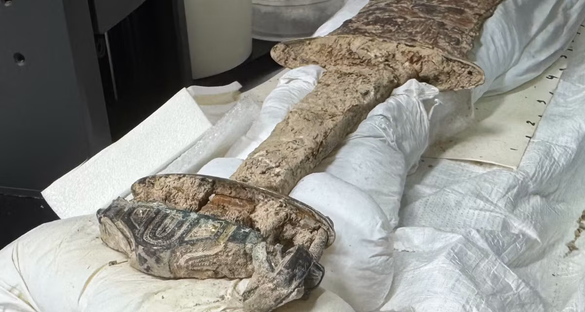 Thanh kiếm Anglo-Saxon có chuôi kiếm bằng bạc và mạ vàng, chúng được trang trí bằng những họa tiết tinh xảo. Ảnh: @Bảo Tàng Quốc Gia Anh.