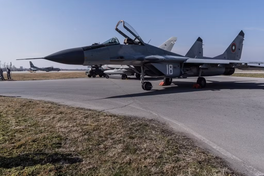 Sau khi MiG-29 rút khỏi biên chế, nhiệm vụ bảo vệ không phận Ba Lan sẽ được chuyển giao cho phi đội F-16C/D Block 52+ và các máy bay FA-50 của Hàn Quốc, vốn đã được đưa vào hoạt động từ năm 2023. Đây là bước quan trọng trong quá trình chuẩn hóa lực lượng chiến đấu của Ba Lan theo tiêu chuẩn NATO.
