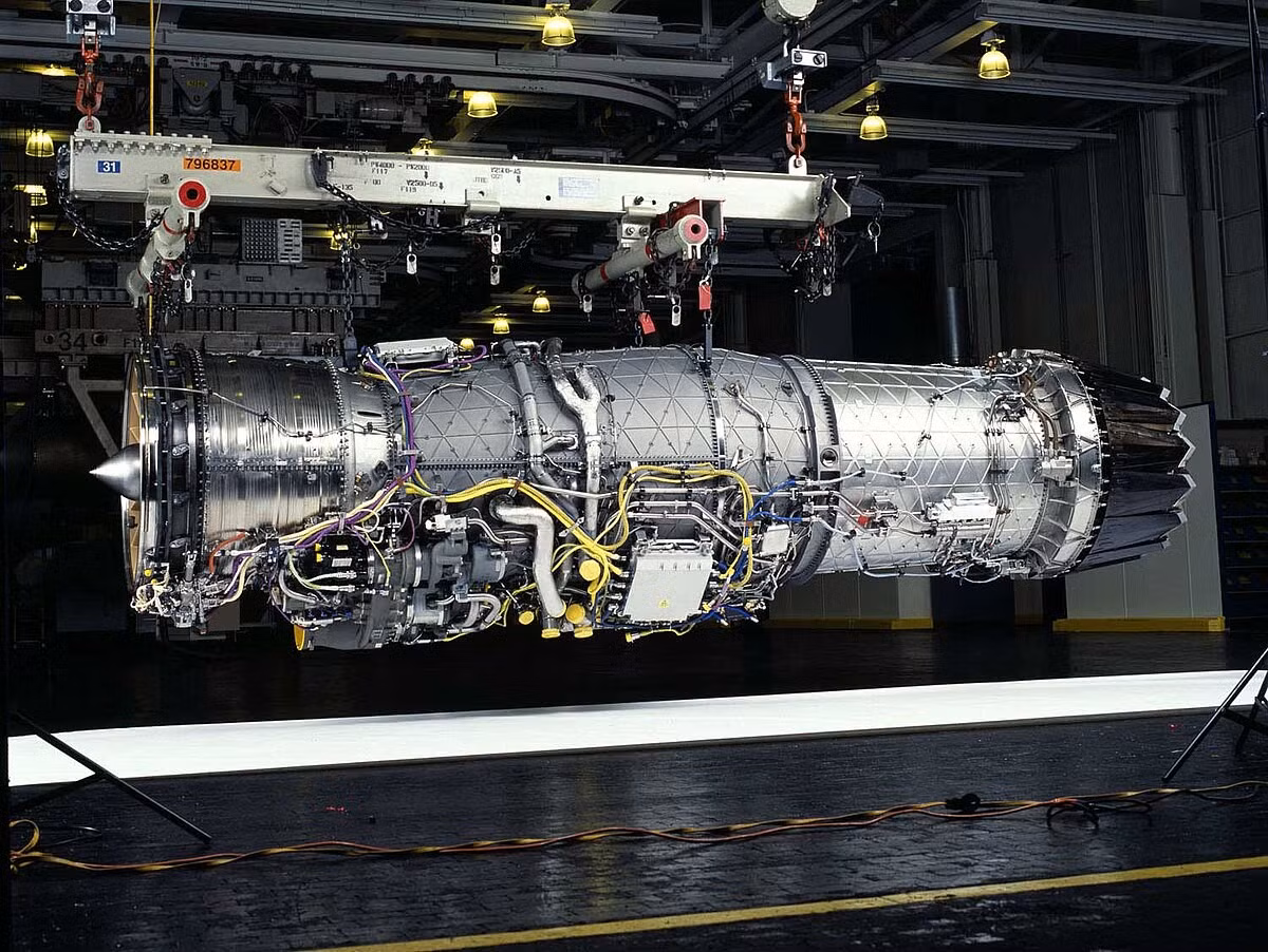 Khả năng tàng hình đỉnh cao của F-35 giúp nó khó bị phát hiện, trong khi động cơ Pratt &amp; Whitney F135 cho phép máy bay đạt tốc độ lên tới Mach 1.6 (tương đương 1.915 km/h) và bán kính chiến đấu hơn 965 km. Ảnh: @Wikipedia.