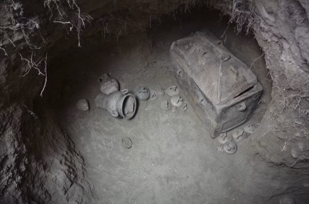 Người nông dân phát hiện ra một hố sâu hun hút, bên trong là một ngôi mộ cổ. Bên trong có thi hài của người đàn ông thuộc nền văn minh Minoan Thời Kỳ Đồ Đồng chưa rõ danh tính và một số đồ gốm được vẽ trang trí tinh xảo, cho thấy gia đình cổ xưa từng sống ở đó khá giàu có. Ảnh: @Bộ Văn hóa Hy Lạp.